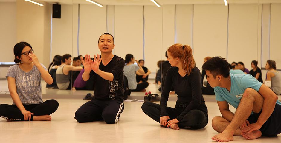Lighting the way for a morning of rhythmic verve, Ma Shouze, founder of modern dance in China, instructed NYU Shanghai students on May 12. (Photos by: NYU Shanghai)