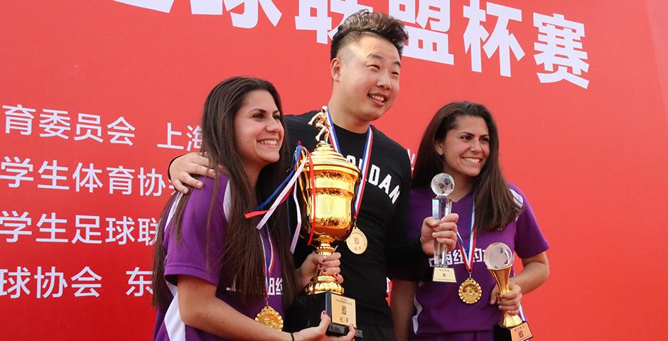 对战上海理工大学的比赛中，女足姑娘们顽强拼搏，以1:0的比分拿下了胜利。这是上纽大首个上海市校际联赛冠军！祝贺女足队！