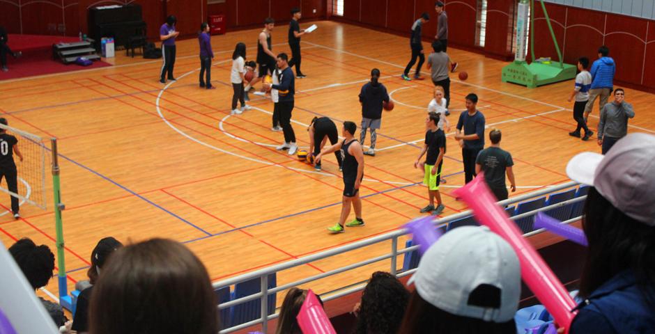 11月5日，上海纽约大学第一场混合性别篮球、排球赛打响。这一赛事的设置，强调竞技场上性别平等的重要性。一队由男女同学共同组成的啦啦队，更是为当晚的球赛增添了更多的欢乐与活力。  图  Blake Harrell（2021届）陈梦竹（2018届）