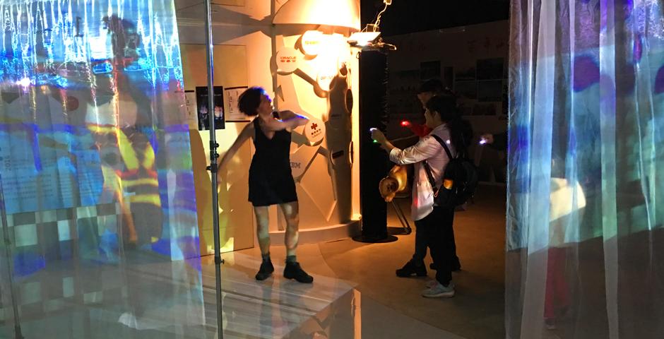 10月14-15日，上海纽约大学互动媒体艺术（IMA）专业的师生携多部作品，参展2017上海创客嘉年华。活动在上海创智会展中心举行，上纽大参展作品包括”能进行艺术创作的机器人“、”互动餐桌“，以及一曲响应式即兴舞蹈，赢得参展观众的关注与好评。（摄影： Leon Lu &amp; 陈梦竹）