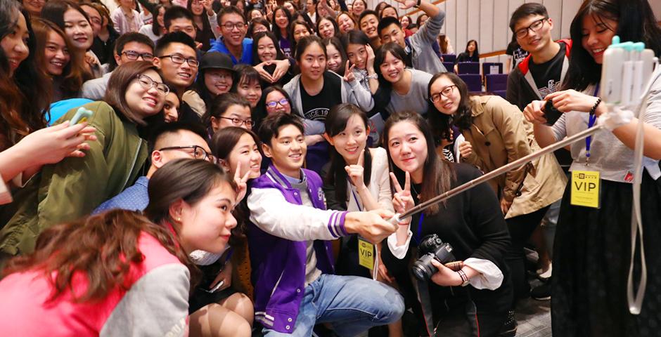 10月21日，宁泽涛冒雨来到上海纽约大学，与300名同学对话交流。“善是一种美的表现”，宁泽涛助力在场的每一位年轻追梦人，“让我们通过给与和帮助别人，让自己成为美的人！”（摄影：NYU Shanghai）