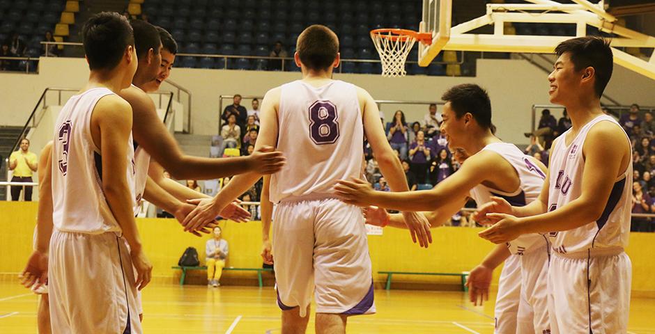 上海纽约大学与耶鲁新加坡大学篮球友谊赛－2014年11月1日。（摄影：Kevin Pham)