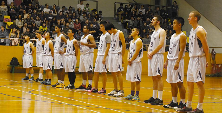 上海纽约大学与耶鲁新加坡大学篮球友谊赛－2014年11月1日。（摄影：Kevin Pham)