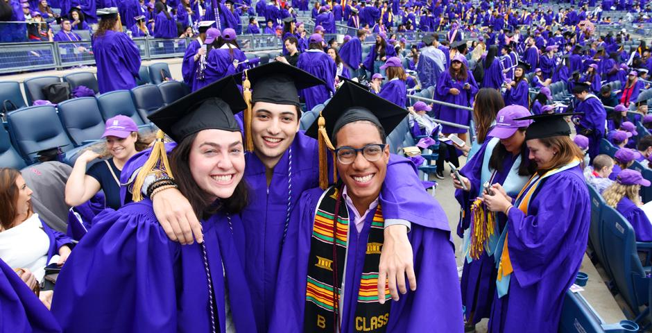 当地时间5月16日，星期三，纽约大学举行了第186届毕业典礼，位于布朗克斯的洋基体育场化身一片紫色的海洋。
