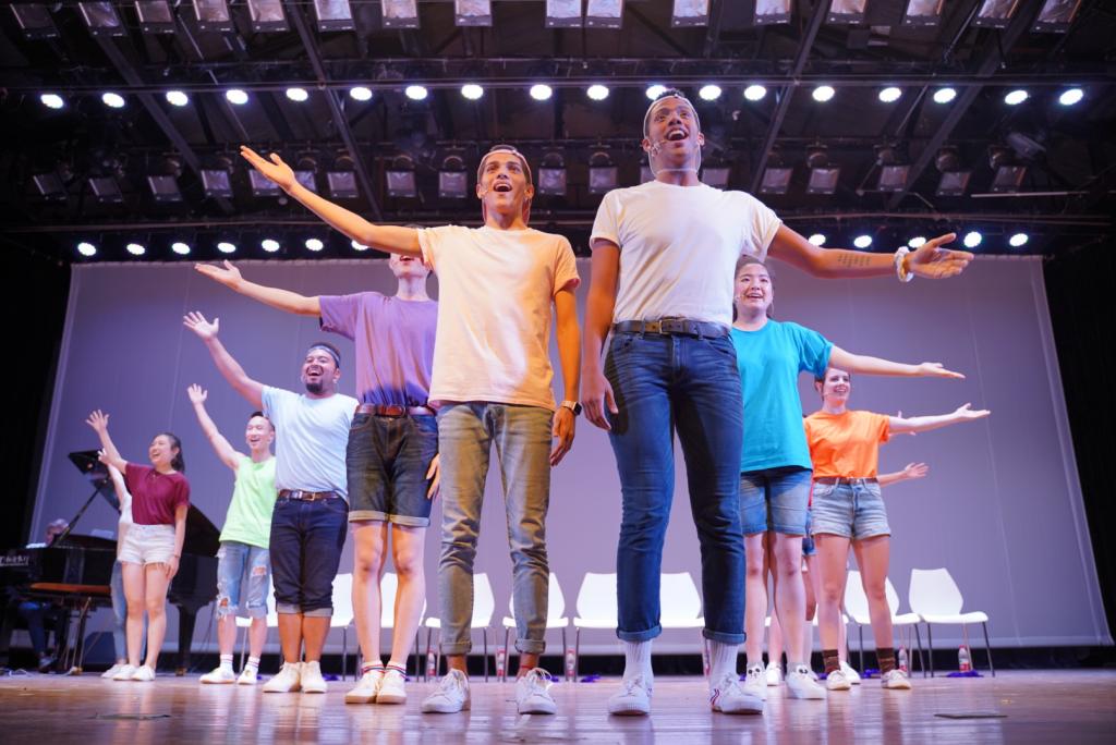 9月14日，上海纽约大学2021届的11位同学，在华东师范大学思群堂给刚入学的2022届四百多名新生带来了一场精彩的Reality Show校园生活音乐剧。这也是延续自纽约大学的一项传统。