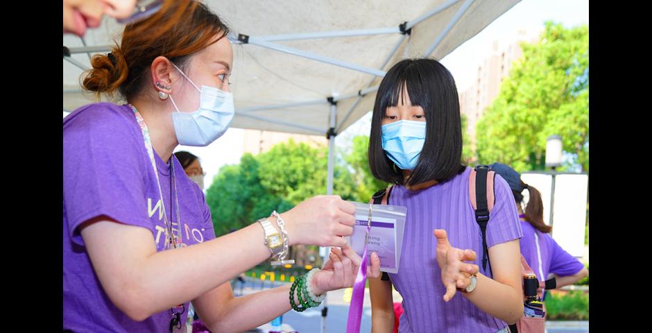 After waking up at 5am to drive from Suzhou to Shanghai with her parents, Wang Yiting ’24 was one of the early birds. Here, she receives her NYU Shanghai student ID.