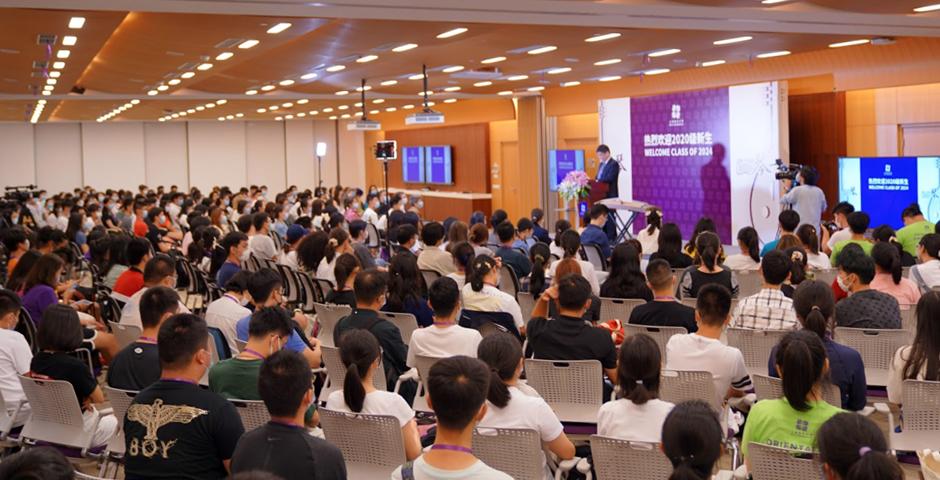 On the evening of September 9, about 300 NYU Shanghai first-year students gathered together in person for NYU Shanghai’s Class of 2024 convocation ceremony, while another 200 joined online from overseas.