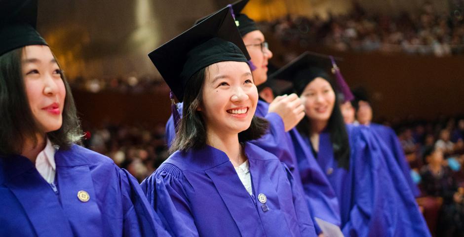 5月28日，作为“拓荒者”的上海纽约大学2017届本科生毕业，收获了纽约大学学位证书、上海纽约大学学位证书，以及上海纽约大学毕业证书。来自中国、美国及其他31个国家的264名应届生，与老师、亲友在上海东方艺术中心齐聚一堂，共同庆祝中国第一所中美合办研究型大学的首届毕业典礼。 (摄影：NYU Shanghai)