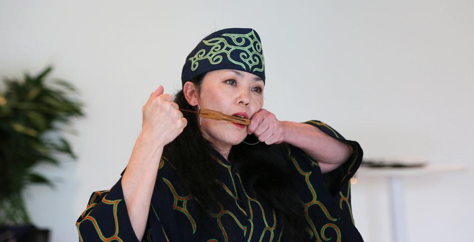 Hayasaka Yuka演奏mukkuri（北海道阿伊努人的竹制口簧琴）。 Mukkuri的簧片与绳子相连，绳子向外拉后，簧片产生振动。Hayasaka也会向女儿和孙女传授阿伊努的传统文化、歌曲和舞蹈。