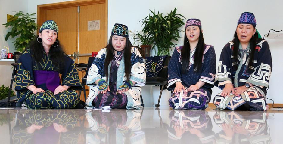 (From left) Hayasaka Yuka, Kagaya Kyoko, Hayasaka Yuni, and Fujioka Chiyomi sing a series of six upopo, a type of polyrhythmic Ainu chant used for ritualistic purposes. The melodies represent elements of nature such as wind, sun, and sea.