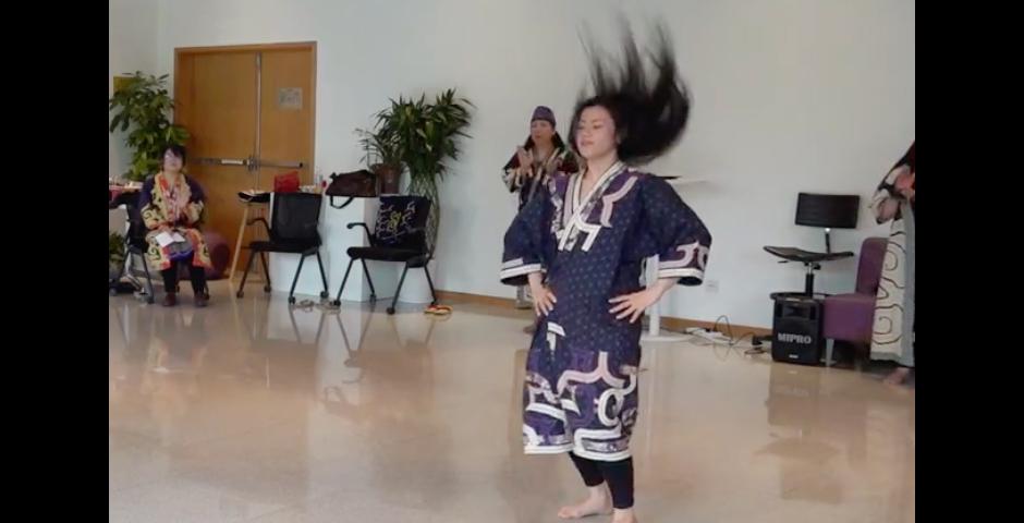 In the Futtarechui (the black-haired dance), the vigorous movement of the dancers and their waving hair represent the movement of willow trees in the wind.