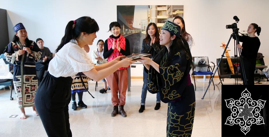 Hayasaka Yuka presents a hand-embroidered snowflake made with traditional Ainu textile patterns to Professor Chen.