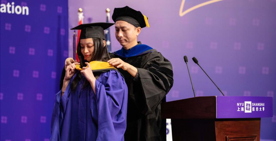 2020届数据分析和商业计算硕士项目学生陈旖婕代表此项目所有毕业生接受廖明教授绶带。