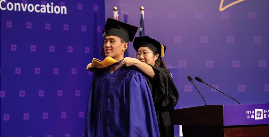 2020届计量金融硕士项目学生戴维多代表此项目所有毕业生接受王丹教授绶带。