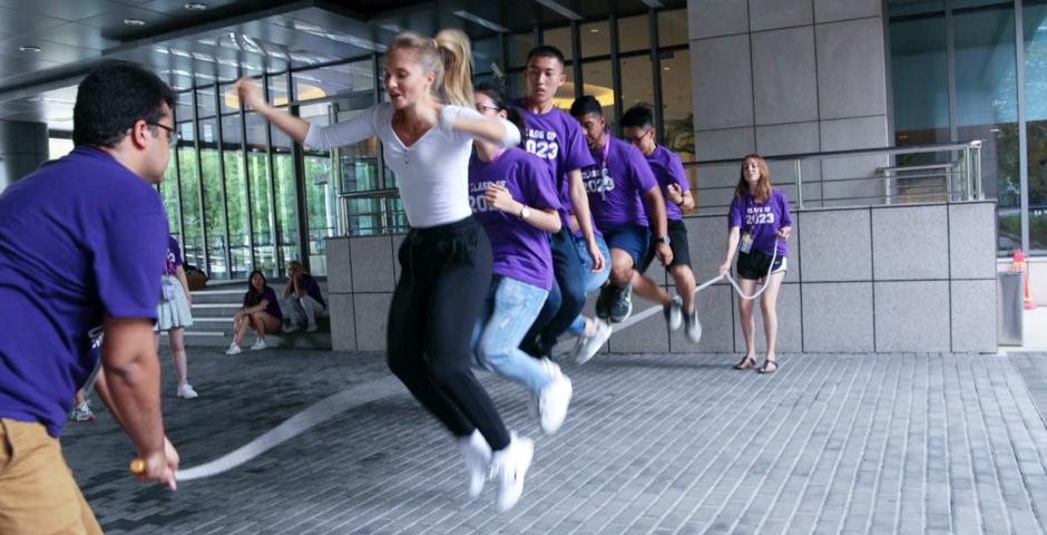 趣味运动会也包括室外的团建活动，新生们展示自己的跳绳技术。