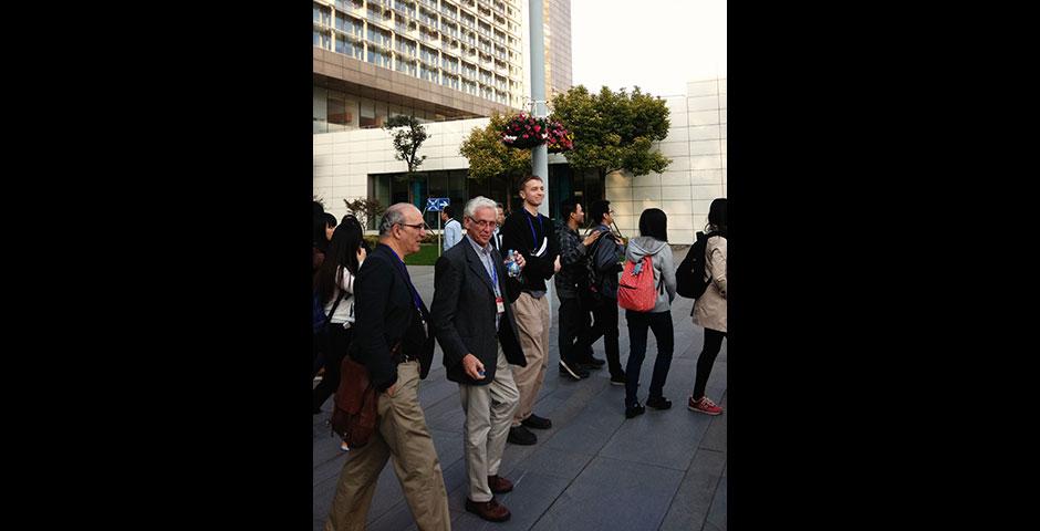 2014年11月14日，上海纽约大学学生参观通用电气。 (摄影：Mei Wu)