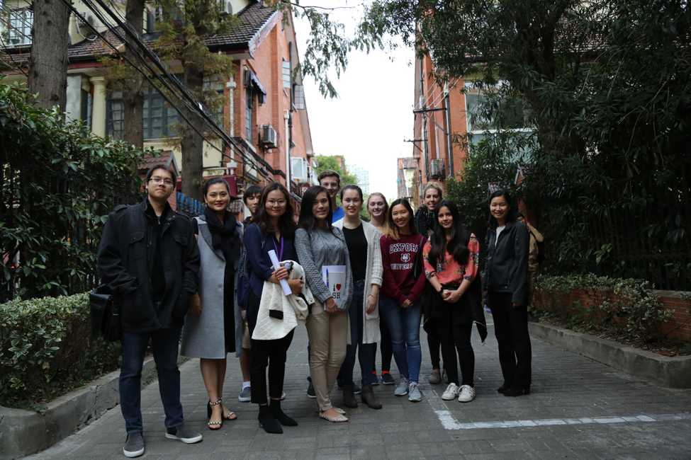 On Nov. 2, Chai Jing, Gu Beilei and Bi Jinghong of NYU Shanghai’s Chinese Language Program led a group of students, faculty and staff on a visit to Shanghai’s historic Yuyuan Road.  The visit was the latest in a series of Language and Cultural Activities sponsored by NYU Shanghai’s Language Program.