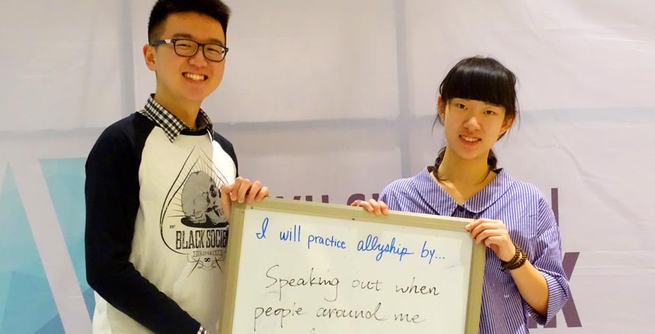 作为上海纽约大学“为爱联盟周”活动的一部分，11月7日，上纽大学生或写或画，表达了他们将如何从自身做起“为爱联盟”，以及对个人身份和多重身份的思考。（摄影：NYU Shanghai）