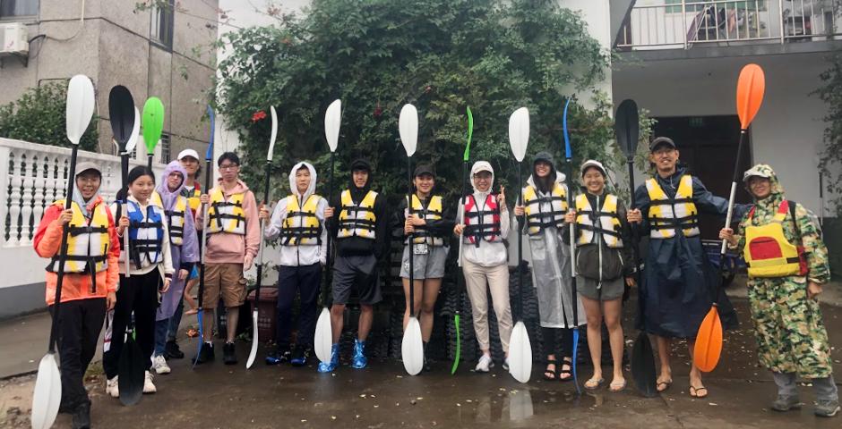 A group of NYU Shanghai students ventured beyond the city center last weekend to one of Shanghai’s less urban districts to gain a greater understanding of organic farming and local ecological systems.