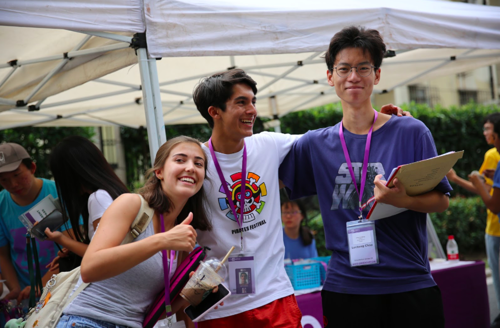 Rosalie Grubb ’23 poses with her new friends Joe Croskey ‘23, and his roommate Chao Lecheng ’ 23. NYU Shanghai pairs Chinese students with international students as roommates, kickstarting the cross-cultural experience from Day 1.