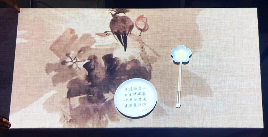 Project “Zhu 箸”, developed by Yao Yuxia ‘18, Zhao Yi ‘18, Zhao Nan ‘18 and Wang Weiyu ‘18, featured interactive chopsticks in a virtual dining experience. Inspired by the traditions of chopsticks, the student group wanted to draw attention to the cultural heritage of the Chinese utensils. At the same time, IMA Fellow Jack B. Du took mechanical art to a new level with his artist robot, Minus E that painted intricate images pixel by pixel with a sharpie.  (Photos by: Leon Lu and Chen Mengzhu ‘18)