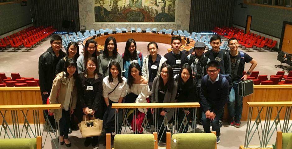 自3月起，历时两个多月，上海纽约大学在美国纽约大学进行海外学习的同学们分批来到联合国参观交流。同学们进到联合国安全理事会、托管理事会、经济及社会理事会以及联合国大会厅，学习并了解联合国的组织架构和专属机构，并与那里的中国工作人员交流感想。还对实习岗位的申请有了一定的认识与了解。（摄影：上海纽约大学）