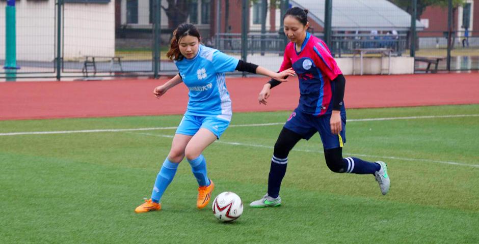 11月21日，上海纽约大学女子足球队在2017上海市大学生足球联盟联赛决赛中，对战复旦大学女子足球队，获得亚军。虽未能夺冠，但队员们奉上一场精彩的对决表演。