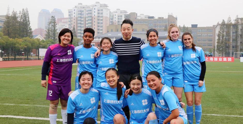 11月21日，上海纽约大学女子足球队在2017上海市大学生足球联盟联赛决赛中，对战复旦大学女子足球队，获得亚军。虽未能夺冠，但队员们奉上一场精彩的对决表演。