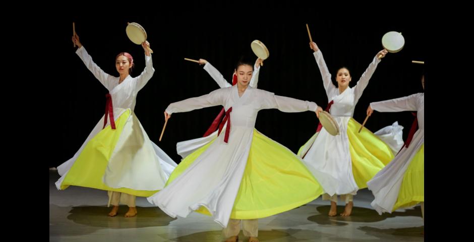 Students in Assistant Arts Professor of Dance Tao Siye’s Dances of Northern China course perform “Harvest in the Fall,” a dance in the Korean Sogochum (small drum dance) style. Originally derived from communal rites and rustic entertainment forms in Korean Nongak (farmers’ music) culture, the Sogochum style has evolved into a form of artistic expression on the stage.