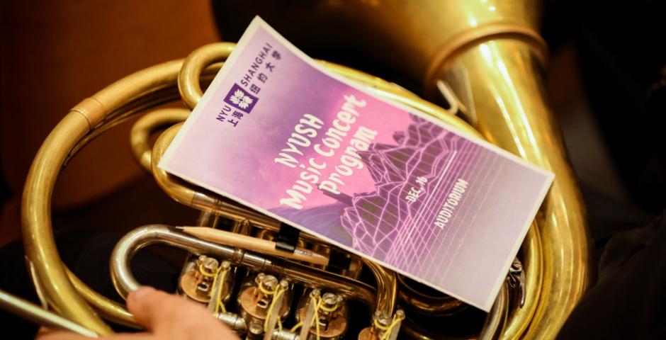 NYU Shanghai’s music program held its traditional end-of-semester semester concert on December 6, with performances from the Chamber Orchestra, Jazz Ensemble, Chamber Singers, Chorale, and A Cappella group.