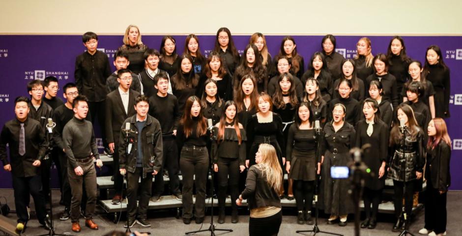 Under the guidance of Clinical Assistant Professor of the Arts Katherine Girvin, the Chorale presented a range of crowd pleasers, including songs from the Broadway shows Dear Evan Hansen and Moulin Rouge! and Jin Chengzhi’s “I Like (我喜欢).” Some singers also accompanied the Jazz Band’s last piece of the concert, “Witness,” which was composed by Jazz Band Director Murray James Morrison.