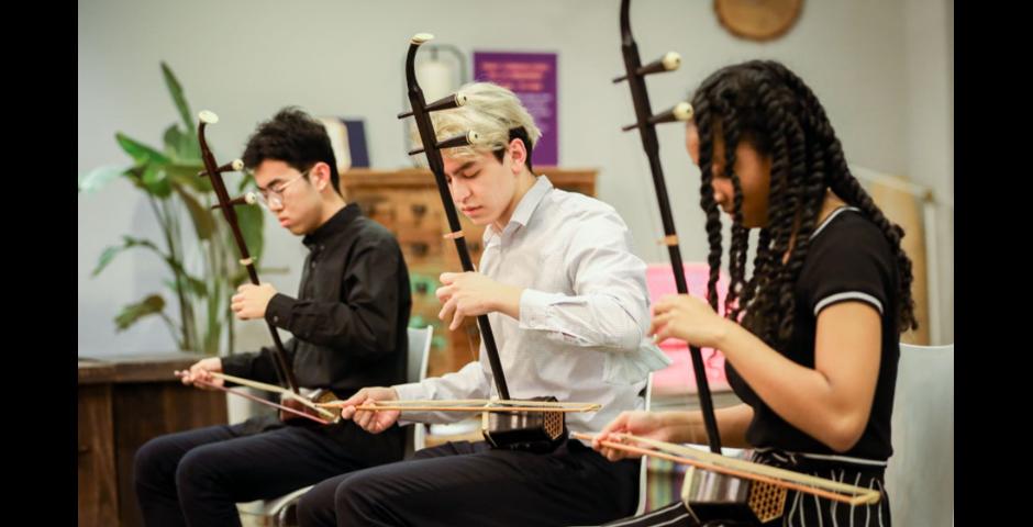 12月8日，在中国传统音乐和传统乐器展示活动“沙龙中国”（Salon Chinois）上，中级二胡学生（左起）2024届的刘子涵、2022届的Cyrus Guo和Chelsea Mclean弹奏了内蒙古民歌《森吉德玛》（Senjidema）。