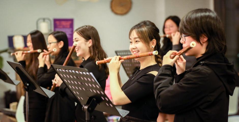 初级竹笛班的学生们演奏了含中美民间小调在内的三首歌曲。