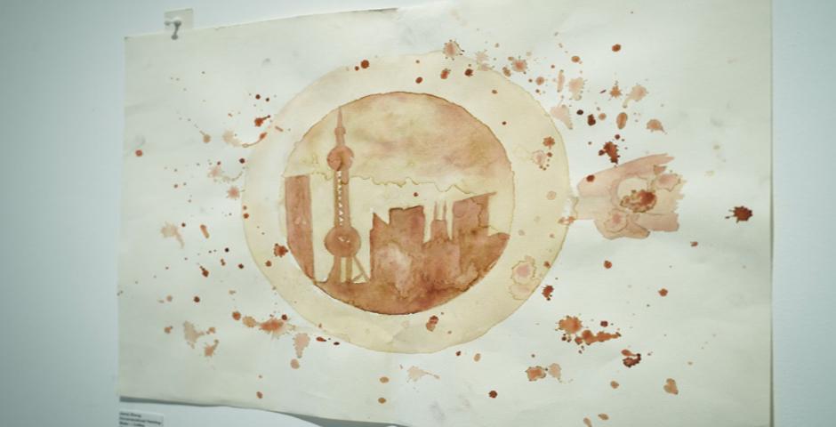 纽约大学2022届学生Zheng Jianqi在作品《非传统绘画》（Unconventional Painting）中，用咖啡描绘了暴风雨之下的上海。
