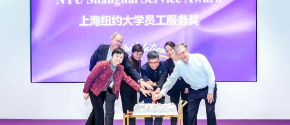 On Friday, NYU Shanghai honored colleagues who reached service milestones by the end of 2025, recognizing their long-standing dedication and contributions to the community. A total of 36 colleagues marked their 10-year anniversaries, while 50 colleagues celebrated five years of service.