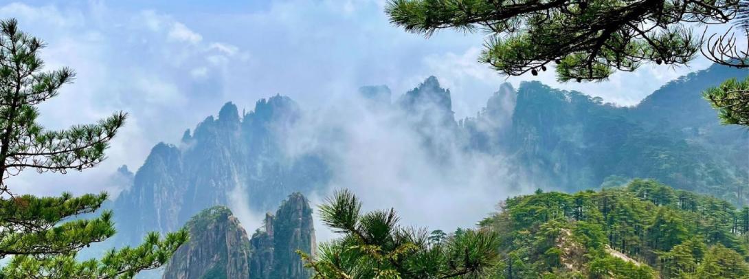 Huangshan mountains shrouded in clouds 